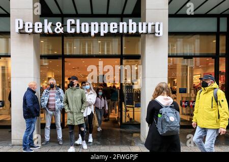 Münster, NRW, Deutschland. Mai 2021. Einkäufer in einem Bekleidungsgeschäft. In der Altstadt von Münster versammeln sich trotz heftigem Regen Menschenmassen, denn es wird die erste Stadt in Nordrhein-Westfalen, in der es möglich ist, Indoor-Trink- und Gastronomiebereiche (mit negativem Test oder Impfung) und Shopping ohne Test oder Termin (aber die Anzahl ist begrenzt) zu eröffnen. Münster hat derzeit mit 17/100k eine der niedrigsten covid-Inzidenzraten in NRW und hat sich zu einer „Modellregion“ entwickelt, um eine langsame Wiedereröffnung von Hospitality-Locations zu testen. Kredit: Imageplotter/Alamy Live Nachrichten Stockfoto