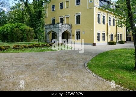 Das im neogotischen Stil erbaute Schloss Freiham befindet sich im Stadtteil Aubing im Westen Münchens auf dem Gelände von gut Freiham. Stockfoto