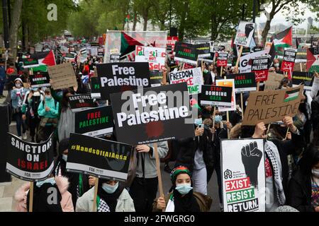 London, Großbritannien. Mai 2021. Ein pro-palästinensischer marsch macht sich mit Reden vom Embankment zu einer Kundgebung im Hyde Park auf. Die Menschen sind wütend auf die Bombardierungen durch Israel und fordern die britische Regierung auf, Maßnahmen zu ergreifen. Sie sind der Meinung, dass die Angriffe Israels unverhältnismäßig waren, wobei die meisten der 250 Toten Palästinenser waren. Obwohl es jetzt einen Waffenstillstand gibt, wollen sie Maßnahmen der britischen und amerikanischen Regierungen. Kredit: Mark Thomas/Alamy Live Nachrichten Stockfoto