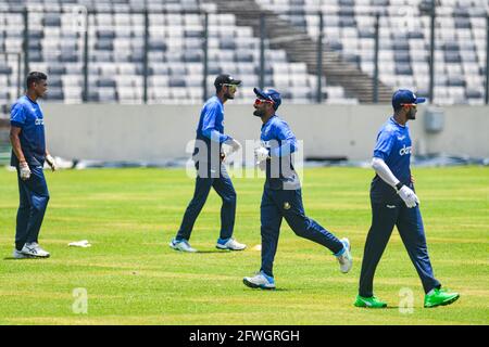 Dhaka, Bangladesch. Mai 2021. Die Spieler Bangladeschs besuchen am 22. Mai 2021 eine Trainingseinheit im Sher-e-Bangla National Cricket Stadium in Dhaka, Bangladesch, vor dem ersten von drei eintägigen internationalen (ODI) Cricket-Spielen zwischen Bangladesch und Sri Lanka. Kredit: SOPA Images Limited/Alamy Live Nachrichten Stockfoto