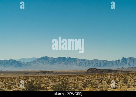 Die Landschaft der Gegen klaren blauen Himmel in Nevada Hohe Wüste Stockfoto