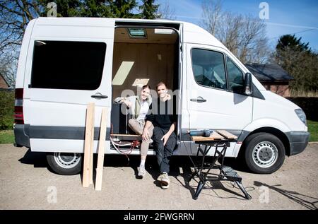 03. April 2021, Niedersachsen, Großenmeer: Greta Thomas und Hannes Wehrmann sitzen in ihrem Mercedes-Benz Sprinter, den das Paar mit eigener Arbeit in einen Wohnmobil umgebaut hat. Foto: Hauke-Christian Dittrich/dpa Stockfoto