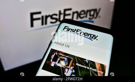 Handy mit Business-Website des US-amerikanischen Energieversorgers FirstEnergy Corp. Auf dem Bildschirm vor der Website. Konzentrieren Sie sich auf die obere linke Seite des Telefondisplays. Stockfoto