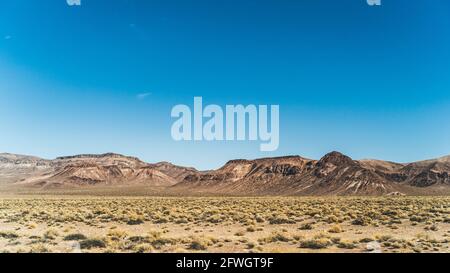 Die Landschaft der Gegen klaren blauen Himmel in Nevada Hohe Wüste Stockfoto