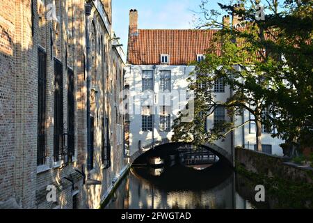 Kanallandschaft mit Panoramablick auf Arentshuis, ein Museum in einem Stadthaus aus dem 18. Jahrhundert mit umliegenden Gärten in Brügge, Belgien. Stockfoto