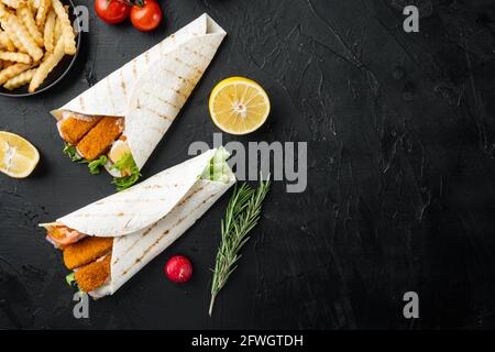 Fischfinger Rollen und Tartar-Sauce-Set, auf schwarzem Hintergrund, Draufsicht flach liegend, mit Copyspace und Platz für Text Stockfoto