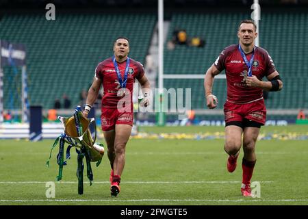 LONDON, GROSSBRITANNIEN. 22. MAI: Cheslin Kolbe und Rynhardt Elstadt aus Toulouse feiern mit der Trophäe, nachdem sie am Samstag, den 22. Mai 2021, im Twickenham Stadium, London, England, das Champions-Cup-Spiel zwischen La Rochelle und Toulouse gewonnen haben. (Kredit: Juan Gasparini, MI News) Kredit: MI Nachrichten & Sport /Alamy Live Nachrichten Stockfoto