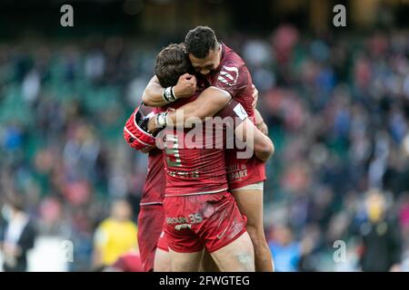 LONDON, GROSSBRITANNIEN. 22. MAI: Cheslin Kolbe und Antoine Dupont (c) feiern am Samstag, den 22. Mai 2021, nach dem Gewinn des Europameisterschaftscups zwischen La Rochelle und Toulouse im Twickenham Stadium, London, England. (Kredit: Juan Gasparini, MI News) Kredit: MI Nachrichten & Sport /Alamy Live Nachrichten Stockfoto