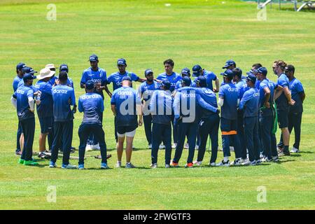 Dhaka, Bangladesch. Mai 2021. Die Teammitglieder Bangladeschs während einer Trainingseinheit im Sher-e-Bangla National Cricket Stadium vor dem ersten von drei eintägigen internationalen (ODI) Cricket-Spielen zwischen Bangladesch und Sri Lanka. (Foto: Zabed Hasnain Chowdhury/SOPA Images/Sipa USA) Quelle: SIPA USA/Alamy Live News Stockfoto