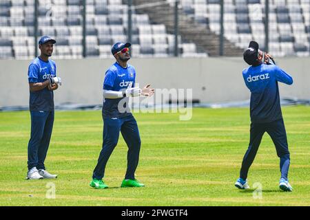 Dhaka, Bangladesch. Mai 2021. Mustafizur Rahman (L) und Shakib Al Hasan (M) in Bangladesch sind während einer Trainingseinheit im Sher-e-Bangla National Cricket Stadium vor dem ersten von drei eintägigen internationalen (ODI) Cricket-Spielen zwischen Bangladesch und Sri Lanka in Aktion. (Foto: Zabed Hasnain Chowdhury/SOPA Images/Sipa USA) Quelle: SIPA USA/Alamy Live News Stockfoto