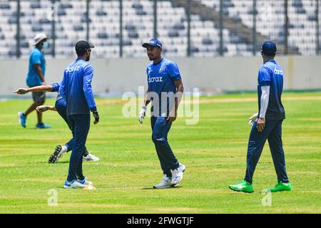 Dhaka, Bangladesch. Mai 2021. Mustafizur Rahman (M) aus Bangladesch in Aktion während einer Trainingseinheit im Sher-e-Bangla National Cricket Stadium, vor dem ersten von drei eintägigen internationalen (ODI) Cricket-Spielen zwischen Bangladesch und Sri Lanka. (Foto: Zabed Hasnain Chowdhury/SOPA Images/Sipa USA) Quelle: SIPA USA/Alamy Live News Stockfoto