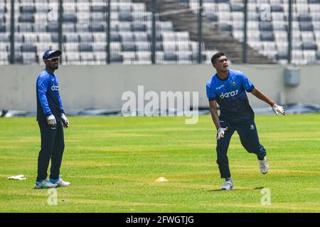 Dhaka, Bangladesch. Mai 2021. Liton Kumar das (L) von Bangladesch und Taskin Ahmed in Aktion während einer Trainingseinheit im Sher-e-Bangla National Cricket Stadium vor dem ersten von drei eintägigen internationalen (ODI) Cricket-Spiel zwischen Bangladesch und Sri Lanka. (Foto: Zabed Hasnain Chowdhury/SOPA Images/Sipa USA) Quelle: SIPA USA/Alamy Live News Stockfoto