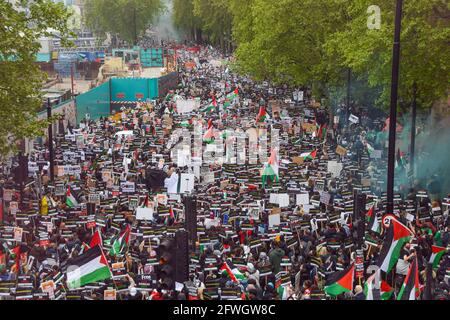 London, Großbritannien. Mai 2021. Menschenmassen marschieren entlang des Victoria Embankment. Fast 200,000 Demonstranten marschierten durch das Zentrum von London, um Palästina zu unterstützen und gegen das, was die Demonstranten als "israelische Apartheid" bezeichnen. (Kredit: Vuk Valcic / Alamy Live News) Stockfoto