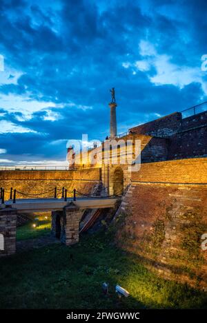 Abendansicht der Belgrader Festung Kalemegdan mit dem Victor-Denkmal, das dem Sieg des Ersten Weltkriegs in Belgrad, Serbien, am 17. Mai 2021 gewidmet ist Stockfoto