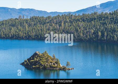 Fannette Island umgeben von blauem Wasser mit Spiegelungen von Bäumen in Emerald Bay, Lake Tahoe, Kalifornien an klaren sonnigen Herbsttag in der Nähe Stockfoto