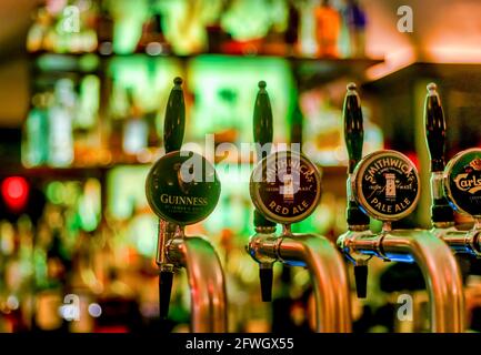 Zapfsäulen für Bier vom Fass an einer Bar Stockfoto