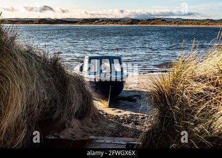 Fischerboot am Strand von Beadnell, Northumberland Stockfoto