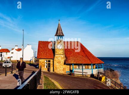 Das Wachhaus blickt über Brown’s Bay in Cullercoats, England Stockfoto