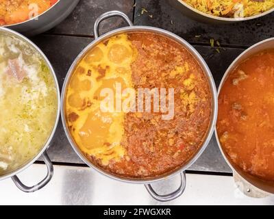 Kochende Linsensuppe in einer großen Pfanne auf dem Herd, Draufsicht Stockfoto