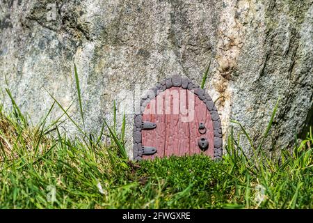 Elfen Haus Tür aus Ton in riesigen Stein Fantasy-Welt gemacht. Stockfoto