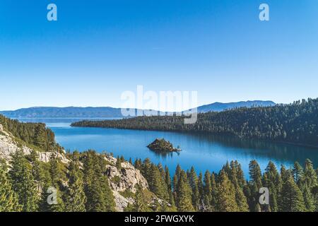 Emerald Bay, Lake Tahoe, Kalifornien mit Blick auf die Fannette Insel an klaren Tagen Stockfoto