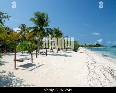 Malediven tropische Inseln Panorama-Szene, idyllische Strand Palmenvegetation und klares Wasser Indisches Meer, Ferienort Urlaub Stockfoto