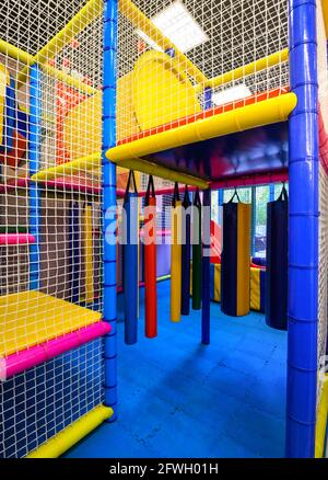 Kinderspielplatz im Haus, innen schöner mehrstufiger Spielraum für Sportspiele. Vertikale Ansicht von bunten Kunststoff-Spielplatz im Kindergarten oder Unterhaltung Stockfoto