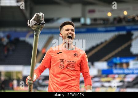 Swansea, Großbritannien. Mai 2021. Freddie Woodman #1 von Swansea City feiert Swansea's Sieg über Barnsley und bucht ihren Platz in Wembley im Championship Playoff Finale mit Brentford in Swansea, Großbritannien am 5/22/2021. (Foto von Mark Cosgrove/News Images/Sipa USA) Quelle: SIPA USA/Alamy Live News Stockfoto