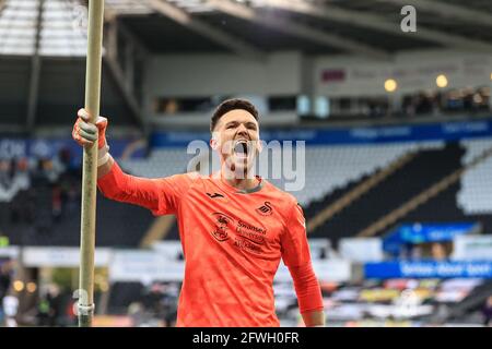 Swansea, Großbritannien. Mai 2021. Freddie Woodman #1 von Swansea City feiert Swansea's Sieg über Barnsley und bucht ihren Platz in Wembley im Championship Playoff Finale mit Brentford in Swansea, Großbritannien am 5/22/2021. (Foto von Mark Cosgrove/News Images/Sipa USA) Quelle: SIPA USA/Alamy Live News Stockfoto