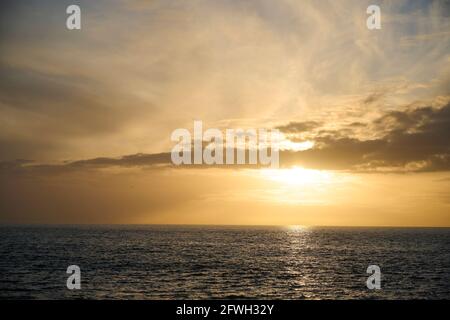 Blick auf einen Sonnenuntergang über der Nordsee bei Den Haag, Niederlande Stockfoto