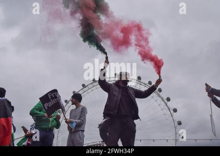 London, Großbritannien. Mai 2021. Demonstranten am Victoria Embankment. Fast 200,000 Demonstranten marschierten durch das Zentrum von London, um Palästina zu unterstützen und gegen das, was die Demonstranten als "israelische Apartheid" bezeichnen. (Kredit: Vuk Valcic / Alamy Live News) Stockfoto