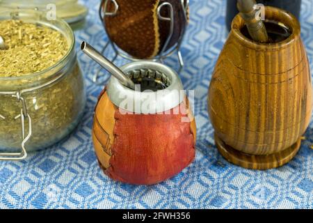 Die traditionelle Art, Yerba Mate mit Bombilla und Matro zu brauen und zu trinken, wird in Südamerika verwendet. Stockfoto