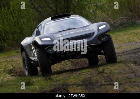 Der Duke of Cambridge testet das Elektrofahrzeug Extreme E Odyssey 21 während seines Besuchs auf dem Knockhill Racing Circuit in Fife, als Teil seines einwöchigen Besuchs in Schottland. Extreme E ist eine neue Offroad-Rennserie, die elektrische SUVs und futuristische Technologien in einigen der abgelegensten und anspruchsvollsten Umgebungen der Welt präsentiert. Bilddatum: Samstag, 22. Mai 2021. Stockfoto