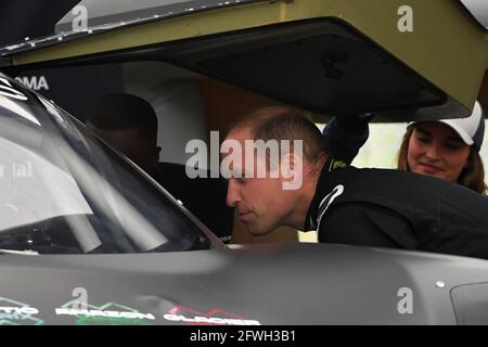 Der Duke of Cambridge bereitet sich darauf vor, das Elektrofahrzeug Extreme E Odyssey 21 während seines Besuchs auf dem Knockhill Racing Circuit in Fife im Rahmen seines einwöchigen Besuchs in Schottland zu testen. Extreme E ist eine neue Offroad-Rennserie, die elektrische SUVs und futuristische Technologien in einigen der abgelegensten und anspruchsvollsten Umgebungen der Welt präsentiert. Bilddatum: Samstag, 22. Mai 2021. Stockfoto