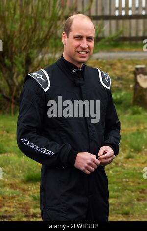 Der Duke of Cambridge, bevor er das Elektrofahrzeug Extreme E Odyssey 21 während seines Besuchs auf dem Knockhill Racing Circuit in Fife im Rahmen seiner einwöchigen Reise nach Schottland testgefahren hat. Extreme E ist eine neue Offroad-Rennserie, die elektrische SUVs und futuristische Technologien in einigen der abgelegensten und anspruchsvollsten Umgebungen der Welt präsentiert. Bilddatum: Samstag, 22. Mai 2021. Stockfoto