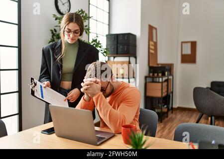 Geschäftsmann überarbeitet und gestresst im Büro. Stockfoto