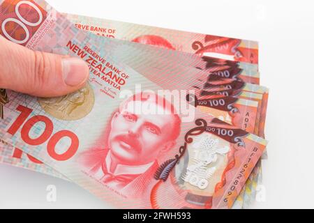 100 Dollar Scheine aus Neuseeland verteilt in Ihrem Hände Stockfoto