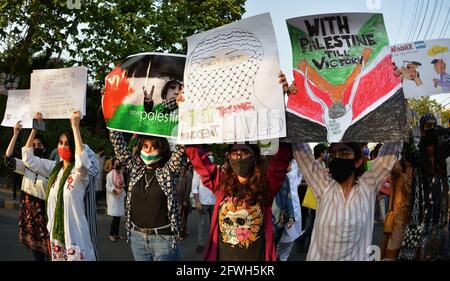 Lahore, Pakistan. Mai 2021. Pakistanische und palästinensische Studenten verschiedener Bildungseinrichtungen und Mitarbeiter der Zivilgesellschaft halten Plakate, die an einer Protestdemonstration vor dem Presseclub in Lahore zur Unterstützung des palästinensischen Gazastreifens und gegen die Angriffe Israels auf die palästinensische Aqsa-Moschee teilnehmen. Die israelische Polizei griff muslimische Gläubige an, die wöchentlich Freitagsgebete in der Al-Aqsa-Moschee in der Altstadt von Ostjerusalem anhielten. Bei den Anschlägen wurden eine Reihe von Menschen verletzt, aber der palästinensische Rote Halbmond muss noch keine Zahlen darüber veröffentlichen, wie viele Menschen verletzt wurden. Kredit: Stockfoto