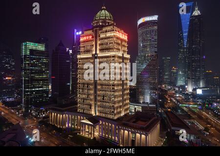 Das beleuchtete Finanzviertel Pudong bei Nacht in Shanghai, PRC Stockfoto