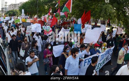 Lahore, Pakistan. Mai 2021. Pakistanische und palästinensische Studenten verschiedener Bildungseinrichtungen und Mitarbeiter der Zivilgesellschaft halten Plakate, die an einer Protestdemonstration vor dem Presseclub in Lahore zur Unterstützung des palästinensischen Gazastreifens und gegen die Angriffe Israels auf die palästinensische Aqsa-Moschee teilnehmen. Die israelische Polizei griff muslimische Gläubige an, die wöchentlich Freitagsgebete in der Al-Aqsa-Moschee in der Altstadt von Ostjerusalem anhielten. Bei den Anschlägen wurden eine Reihe von Menschen verletzt, aber der palästinensische Rote Halbmond muss noch keine Zahlen darüber veröffentlichen, wie viele Menschen verletzt wurden. Kredit: Stockfoto