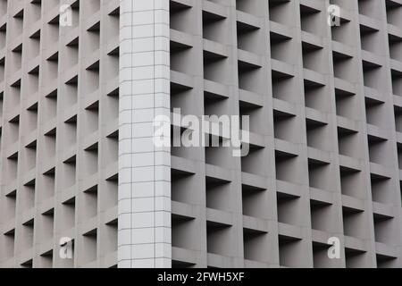 Detailansicht der Bürofenster in Hongkong Abstrakte Wirkung von Quadraten und Dreiecken Stockfoto