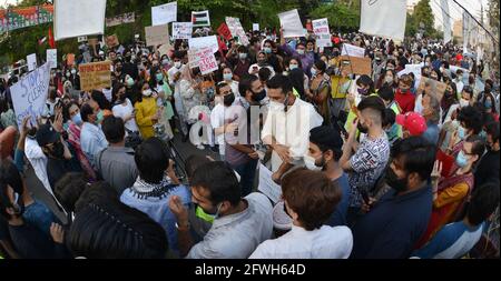 Lahore, Pakistan. Mai 2021. Pakistanische und palästinensische Studenten verschiedener Bildungseinrichtungen und Mitarbeiter der Zivilgesellschaft halten Plakate, die an einer Protestdemonstration vor dem Presseclub in Lahore zur Unterstützung des palästinensischen Gazastreifens und gegen die Angriffe Israels auf die palästinensische Aqsa-Moschee teilnehmen. Die israelische Polizei griff muslimische Gläubige an, die wöchentlich Freitagsgebete in der Al-Aqsa-Moschee in der Altstadt von Ostjerusalem anhielten. Bei den Anschlägen wurden eine Reihe von Menschen verletzt, aber der palästinensische Rote Halbmond muss noch keine Zahlen darüber veröffentlichen, wie viele Menschen verletzt wurden. Kredit: Stockfoto