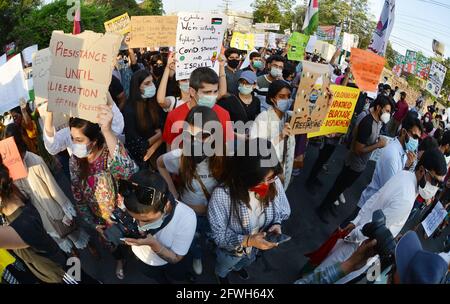 Lahore, Pakistan. Mai 2021. Pakistanische und palästinensische Studenten verschiedener Bildungseinrichtungen und Mitarbeiter der Zivilgesellschaft halten Plakate, die an einer Protestdemonstration vor dem Presseclub in Lahore zur Unterstützung des palästinensischen Gazastreifens und gegen die Angriffe Israels auf die palästinensische Aqsa-Moschee teilnehmen. Die israelische Polizei griff muslimische Gläubige an, die wöchentlich Freitagsgebete in der Al-Aqsa-Moschee in der Altstadt von Ostjerusalem anhielten. Bei den Anschlägen wurden eine Reihe von Menschen verletzt, aber der palästinensische Rote Halbmond muss noch keine Zahlen darüber veröffentlichen, wie viele Menschen verletzt wurden. Kredit: Stockfoto