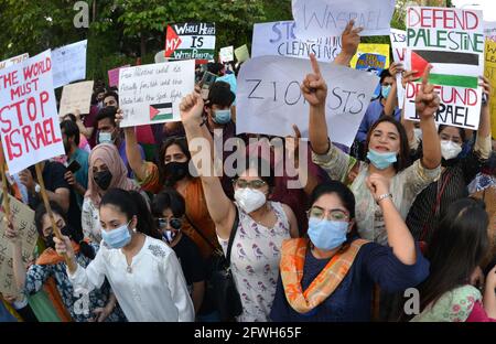 Lahore, Pakistan. Mai 2021. Pakistanische und palästinensische Studenten verschiedener Bildungseinrichtungen und Mitarbeiter der Zivilgesellschaft halten Plakate, die an einer Protestdemonstration vor dem Presseclub in Lahore zur Unterstützung des palästinensischen Gazastreifens und gegen die Angriffe Israels auf die palästinensische Aqsa-Moschee teilnehmen. Die israelische Polizei griff muslimische Gläubige an, die wöchentlich Freitagsgebete in der Al-Aqsa-Moschee in der Altstadt von Ostjerusalem anhielten. Bei den Anschlägen wurden eine Reihe von Menschen verletzt, aber der palästinensische Rote Halbmond muss noch keine Zahlen darüber veröffentlichen, wie viele Menschen verletzt wurden. Kredit: Stockfoto