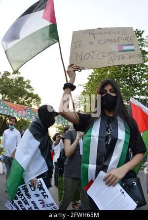 Lahore, Pakistan. Mai 2021. Pakistanische und palästinensische Studenten verschiedener Bildungseinrichtungen und Mitarbeiter der Zivilgesellschaft halten Plakate, die an einer Protestdemonstration vor dem Presseclub in Lahore zur Unterstützung des palästinensischen Gazastreifens und gegen die Angriffe Israels auf die palästinensische Aqsa-Moschee teilnehmen. Die israelische Polizei griff muslimische Gläubige an, die wöchentlich Freitagsgebete in der Al-Aqsa-Moschee in der Altstadt von Ostjerusalem anhielten. Bei den Anschlägen wurden eine Reihe von Menschen verletzt, aber der palästinensische Rote Halbmond muss noch keine Zahlen darüber veröffentlichen, wie viele Menschen verletzt wurden. Kredit: Stockfoto