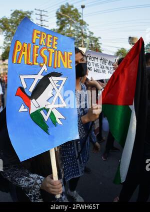 Lahore, Pakistan. Mai 2021. Pakistanische und palästinensische Studenten verschiedener Bildungseinrichtungen und Mitarbeiter der Zivilgesellschaft halten Plakate, die an einer Protestdemonstration vor dem Presseclub in Lahore zur Unterstützung des palästinensischen Gazastreifens und gegen die Angriffe Israels auf die palästinensische Aqsa-Moschee teilnehmen. Die israelische Polizei griff muslimische Gläubige an, die wöchentlich Freitagsgebete in der Al-Aqsa-Moschee in der Altstadt von Ostjerusalem anhielten. Bei den Anschlägen wurden eine Reihe von Menschen verletzt, aber der palästinensische Rote Halbmond muss noch keine Zahlen darüber veröffentlichen, wie viele Menschen verletzt wurden. Kredit: Stockfoto