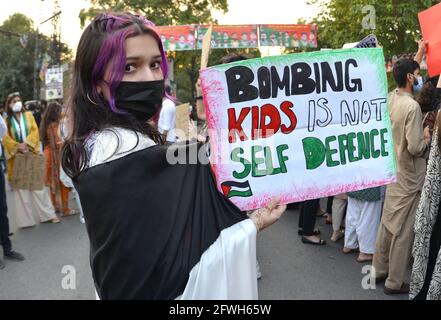 Lahore, Pakistan. Mai 2021. Pakistanische und palästinensische Studenten verschiedener Bildungseinrichtungen und Mitarbeiter der Zivilgesellschaft halten Plakate, die an einer Protestdemonstration vor dem Presseclub in Lahore zur Unterstützung des palästinensischen Gazastreifens und gegen die Angriffe Israels auf die palästinensische Aqsa-Moschee teilnehmen. Die israelische Polizei griff muslimische Gläubige an, die wöchentlich Freitagsgebete in der Al-Aqsa-Moschee in der Altstadt von Ostjerusalem anhielten. Bei den Anschlägen wurden eine Reihe von Menschen verletzt, aber der palästinensische Rote Halbmond muss noch keine Zahlen darüber veröffentlichen, wie viele Menschen verletzt wurden. Kredit: Stockfoto