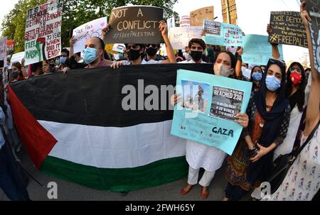 Lahore, Pakistan. Mai 2021. Pakistanische und palästinensische Studenten verschiedener Bildungseinrichtungen und Mitarbeiter der Zivilgesellschaft halten Plakate, die an einer Protestdemonstration vor dem Presseclub in Lahore zur Unterstützung des palästinensischen Gazastreifens und gegen die Angriffe Israels auf die palästinensische Aqsa-Moschee teilnehmen. Die israelische Polizei griff muslimische Gläubige an, die wöchentlich Freitagsgebete in der Al-Aqsa-Moschee in der Altstadt von Ostjerusalem anhielten. Bei den Anschlägen wurden eine Reihe von Menschen verletzt, aber der palästinensische Rote Halbmond muss noch keine Zahlen darüber veröffentlichen, wie viele Menschen verletzt wurden. Kredit: Stockfoto