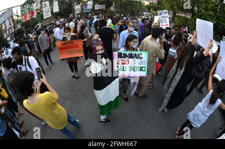 Lahore, Pakistan. Mai 2021. Pakistanische und palästinensische Studenten verschiedener Bildungseinrichtungen und Mitarbeiter der Zivilgesellschaft halten Plakate, die an einer Protestdemonstration vor dem Presseclub in Lahore zur Unterstützung des palästinensischen Gazastreifens und gegen die Angriffe Israels auf die palästinensische Aqsa-Moschee teilnehmen. Die israelische Polizei griff muslimische Gläubige an, die wöchentlich Freitagsgebete in der Al-Aqsa-Moschee in der Altstadt von Ostjerusalem anhielten. Bei den Anschlägen wurden eine Reihe von Menschen verletzt, aber der palästinensische Rote Halbmond muss noch keine Zahlen darüber veröffentlichen, wie viele Menschen verletzt wurden. Kredit: Stockfoto