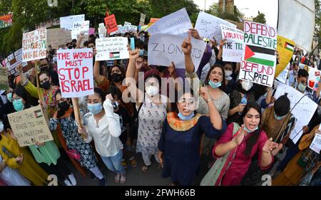 Lahore, Pakistan. Mai 2021. Pakistanische und palästinensische Studenten verschiedener Bildungseinrichtungen und Mitarbeiter der Zivilgesellschaft halten Plakate, die an einer Protestdemonstration vor dem Presseclub in Lahore zur Unterstützung des palästinensischen Gazastreifens und gegen die Angriffe Israels auf die palästinensische Aqsa-Moschee teilnehmen. Die israelische Polizei griff muslimische Gläubige an, die wöchentlich Freitagsgebete in der Al-Aqsa-Moschee in der Altstadt von Ostjerusalem anhielten. Bei den Anschlägen wurden eine Reihe von Menschen verletzt, aber der palästinensische Rote Halbmond muss noch keine Zahlen darüber veröffentlichen, wie viele Menschen verletzt wurden. Kredit: Stockfoto